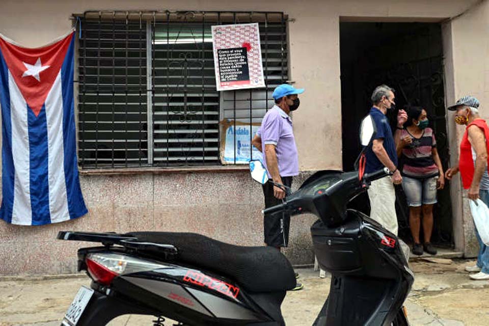 Opas alerta sobre alta de casos de covid em Cuba e recomenda evitar aglomerações
