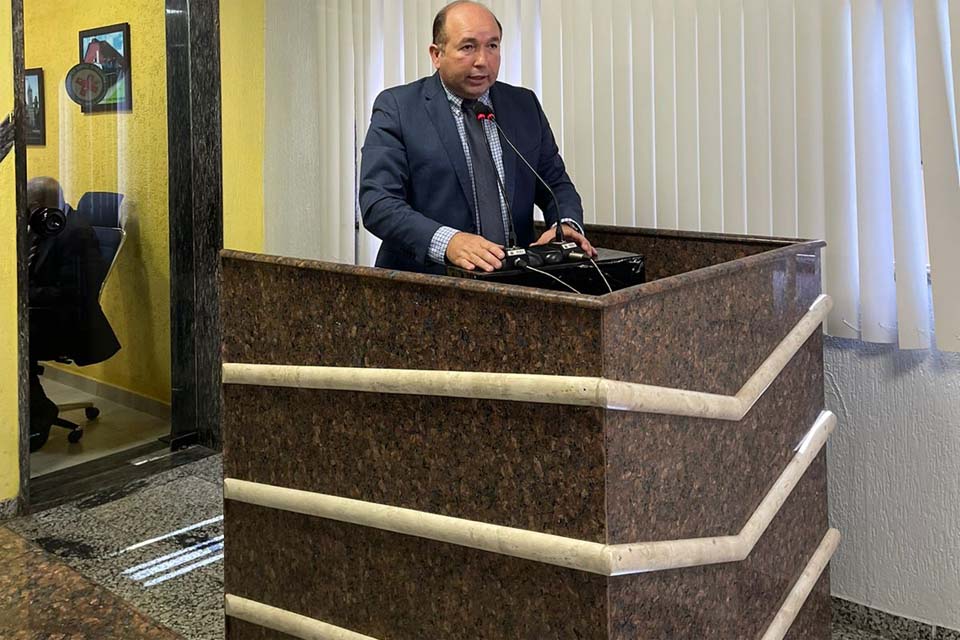 Após pedido de Edwilson Negreiros, SEMTRAN instala sinalização no Bairro São Francisco