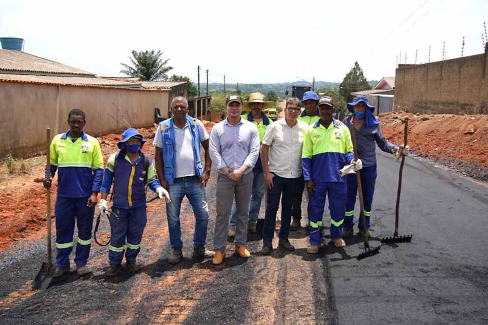 Prefeitura asfalta mais um trecho da rua Cândido Portinari, no Setor 07
