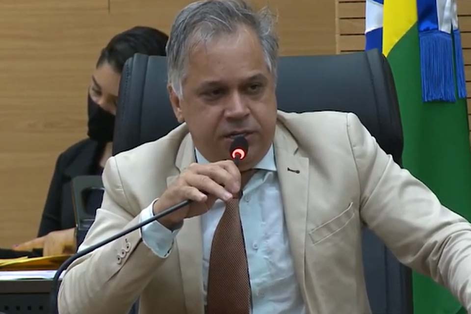 Vídeo – Deputado de Rondônia sugere lei que autoriza esquartejamento e decapitação de criminosos com uso de facão