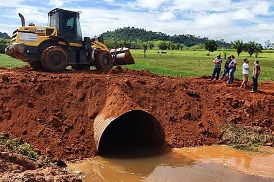 Prefeitura substitui mais uma ponte de madeira por tubo armco na linha 634