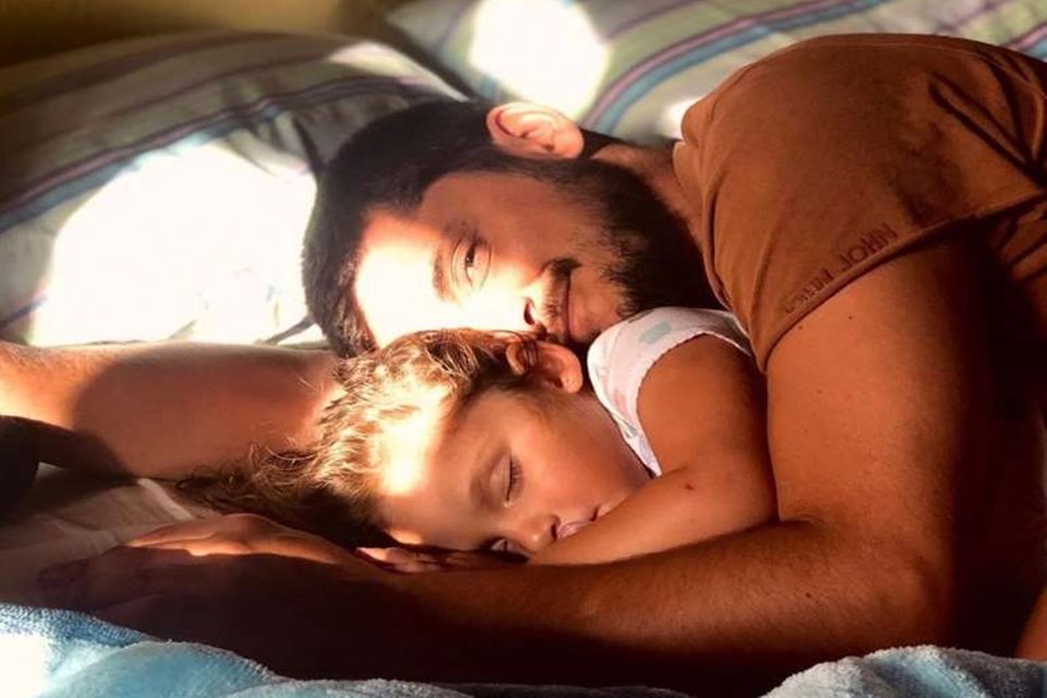 Bruno Gissoni exalta relação com filha durante quarentena