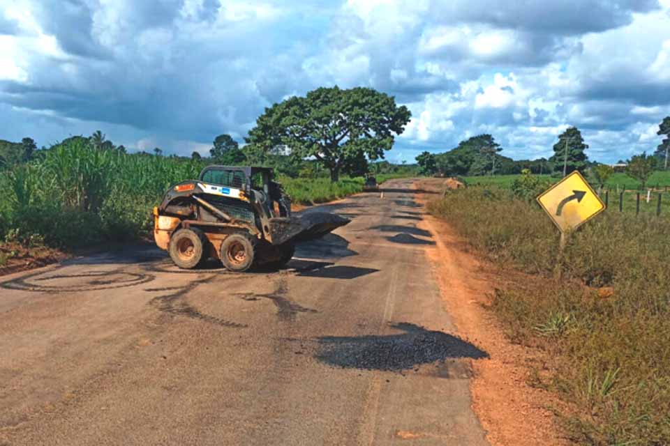 Manutenção asfáltica é executada pelo governo de RO em 40 km da RO-133, entre Vale do Anari e Theobroma