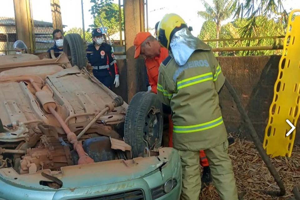 Casal fica em estado grave após carro capotar em Porto Velho