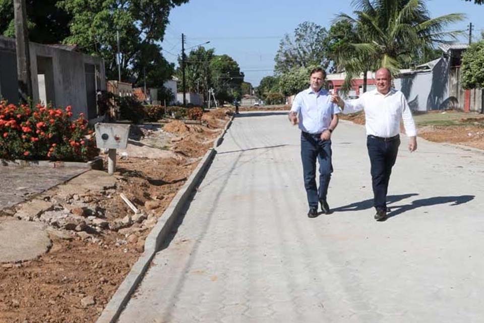 Acir Gurgacz e prefeito vistoriam aplicação de R$ 7 milhões em pavimentação
