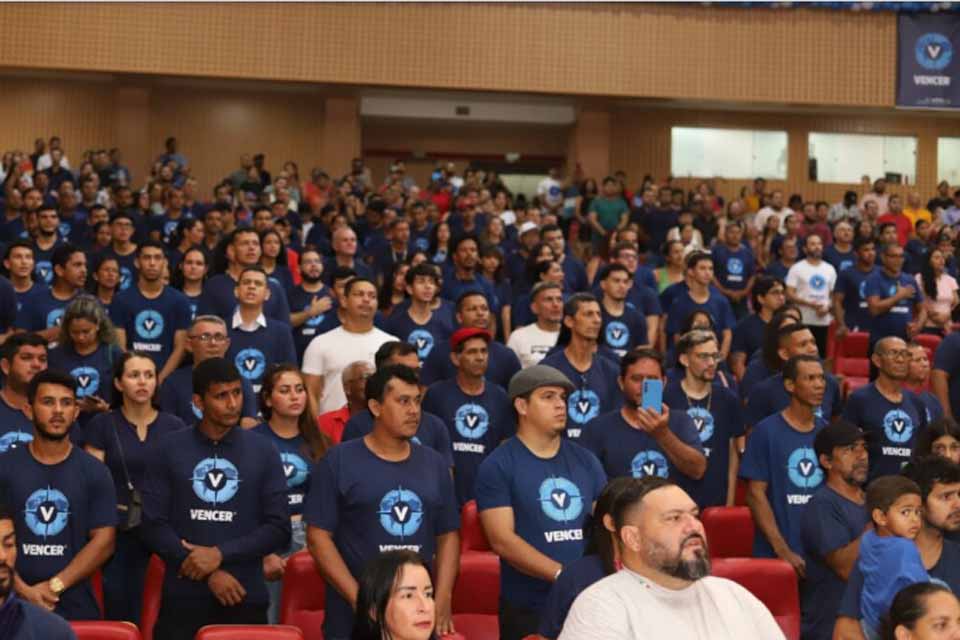 Entrega de mais de 400 kits profissionais confirma transformação de vidas pelo programa Vencer do governo 