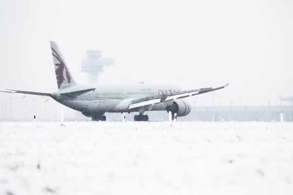Aeroporto de Berlim, na Alemanha, continua fechado nesta sexta devido a neve e chuva