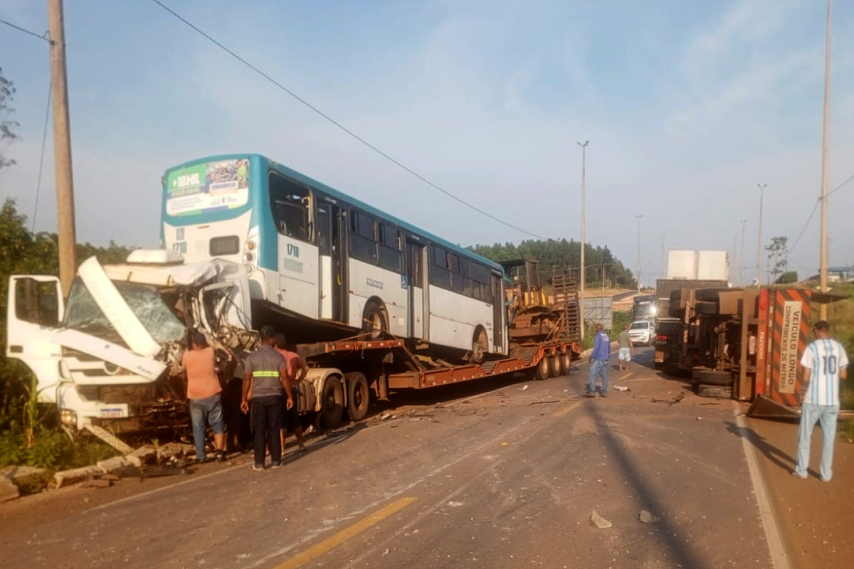 Colisão entre carretas deixa motorista preso às ferragens em Vilhena