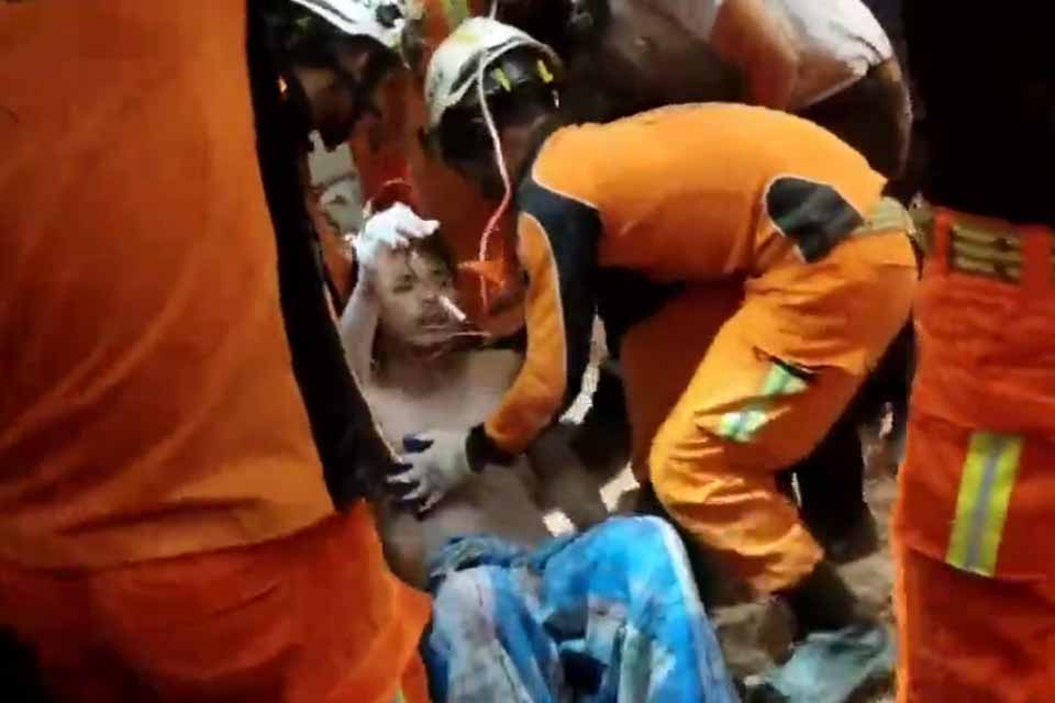 Jovem é resgatado com vida 5 dias após terremoto devastar Mianmar