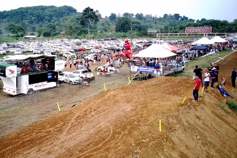4ª etapa do Campeonato Estadual de Motocross atrai multidão em Jaru