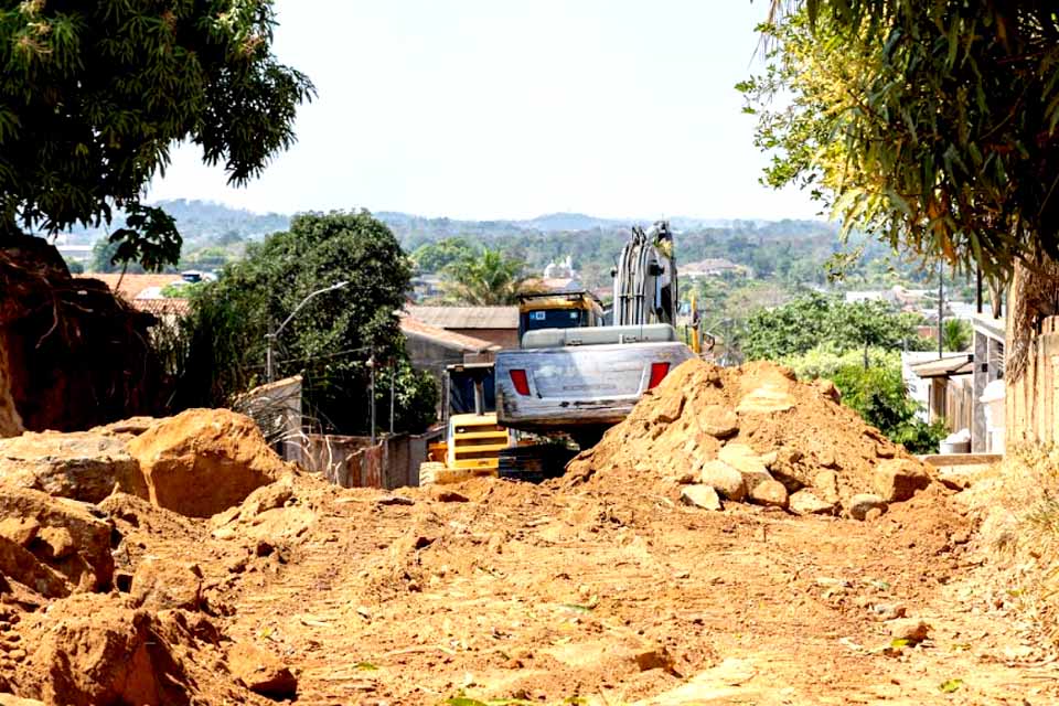 Prefeitura de Jaru remove pedras da rua Nilton de Oliveira, no Setor 4