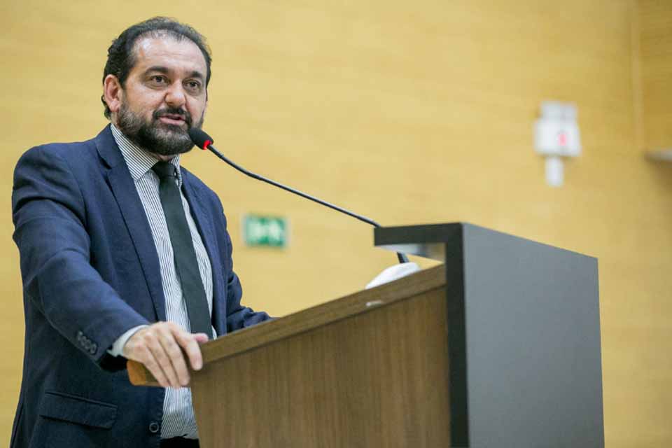 Deputado Laerte Gomes solicita reforma emergencial da Escola Indígena Floresta Maia, em Extrema