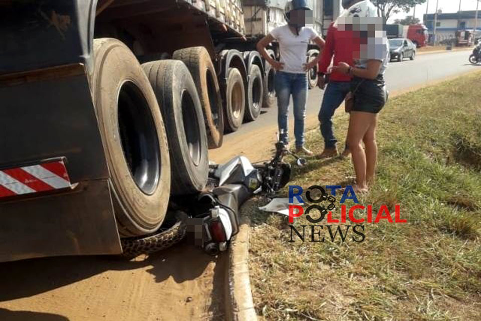 Carreta passsa por cima de moto próximo da rotatória da BR-364