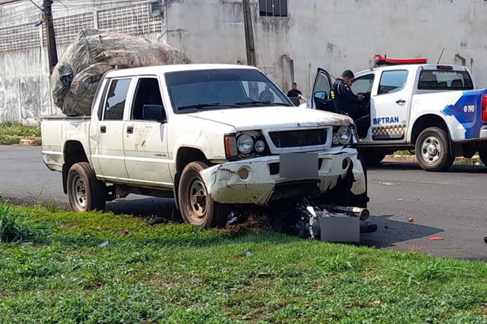 Mulher morre em colisão entre moto e caminhonete na zona leste