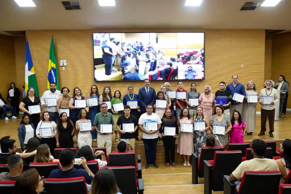 Eyder Brasil homenageia Escola Barão do Solimões pelos 100 anos de história