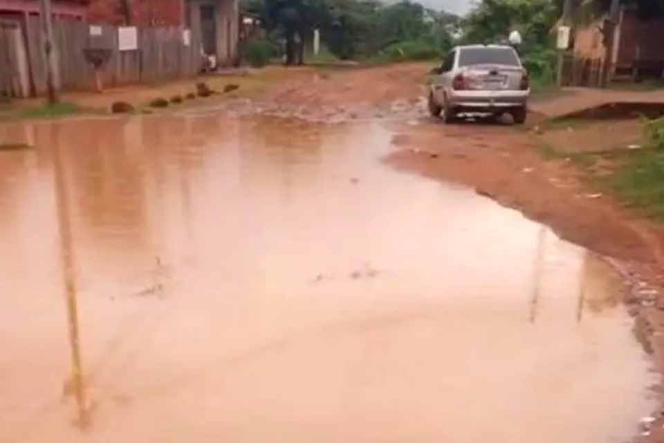 Moradores do bairro Santa Luzia reclamam de via alagada e pedem providências ao pode público
