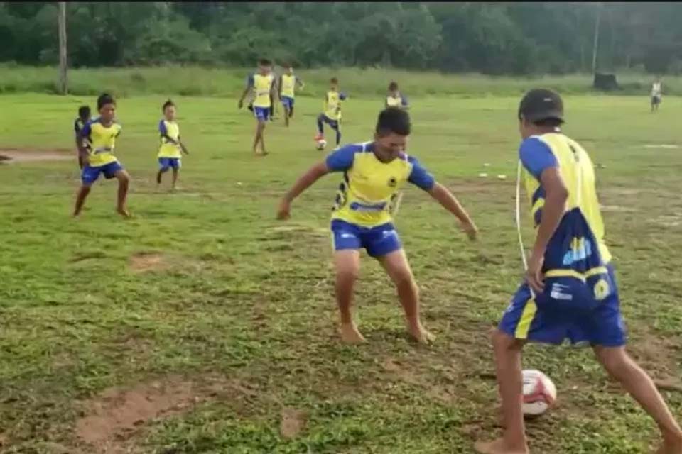 Indígenas de Rondônia recebem material esportivo e afirmam paixão pelo futebol