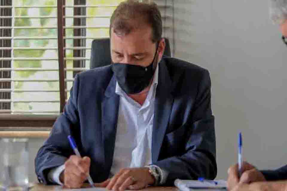 Projeto que regulamenta novo piso salarial a agentes de saúde de Porto Velho é sancionado pelo prefeito Hildon Chaves