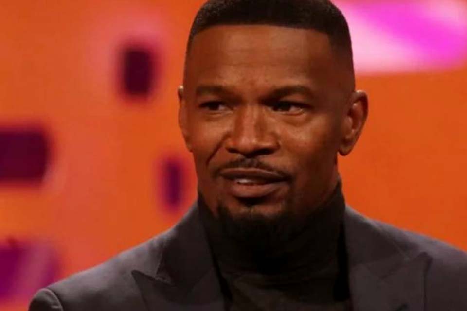 Jamie Foxx aparece pela primeira vez após ficar internado em clínica de reabilitação especializada em derrames
