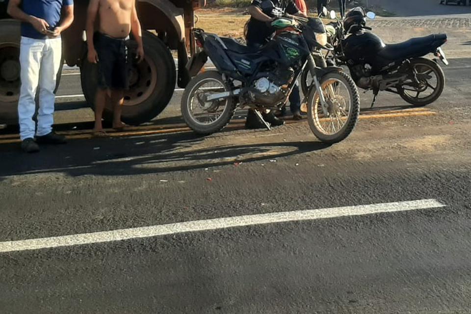 Motociclista é colidida por carreta no cruzamento da BR-364
