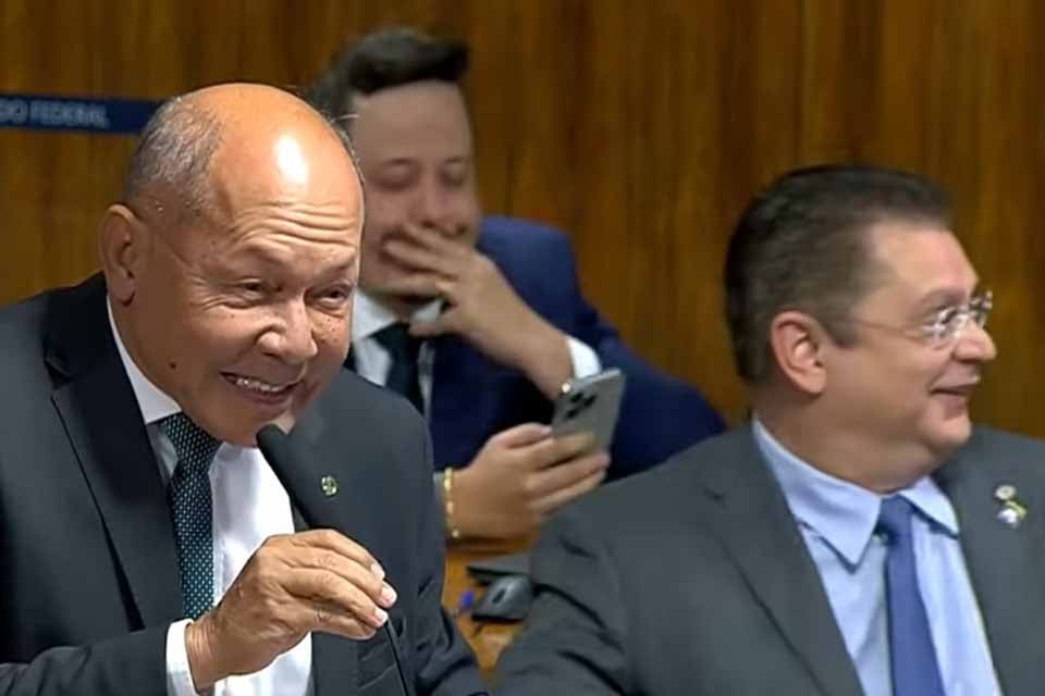 Chrisóstomo volta a ser alvo de risos na CPMI do INSS após gritaria para acusar músicos: “Tem safadão aí que tem que ter cuidado”