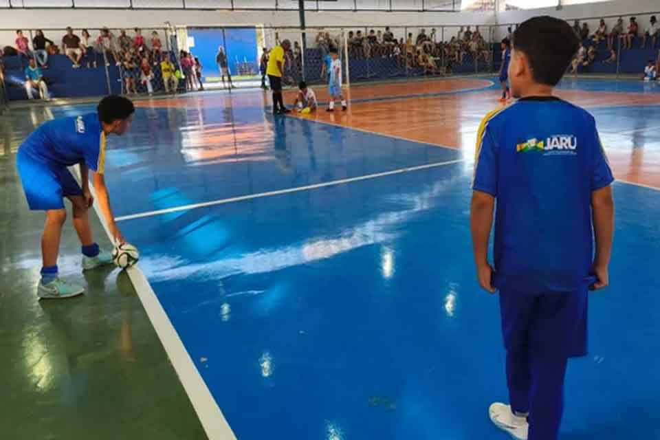 Prefeitura de Jaru abre inscrições para escolinha de futsal com aulas em três bairros