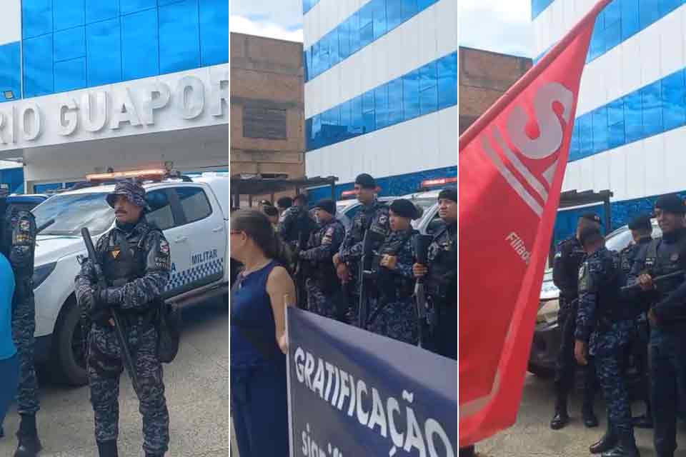 Após tensão com PMs no CPA, professores em greve voltam a protestar e encontram forte aparato policial na frente da Seduc