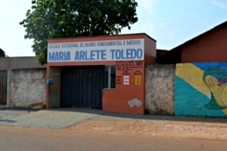 Homens e mulheres passam a noite em fila para tentar garantir vagas para os filhos em escola estadual 