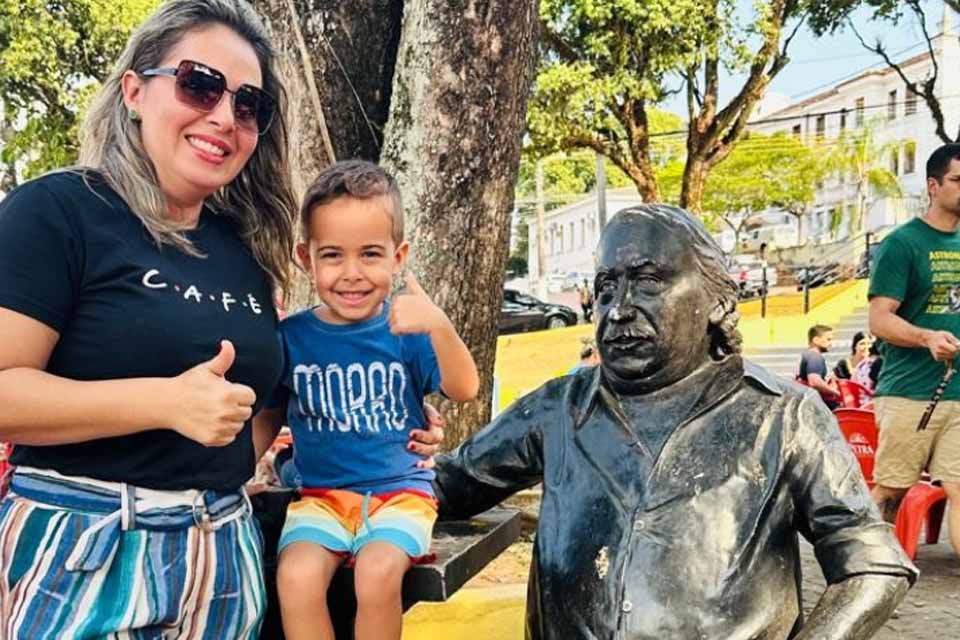 Prefeitura de Porto Velho reverencia fundador da Banda do Vai Quem Quer com restauração de estátua em sua homenagem