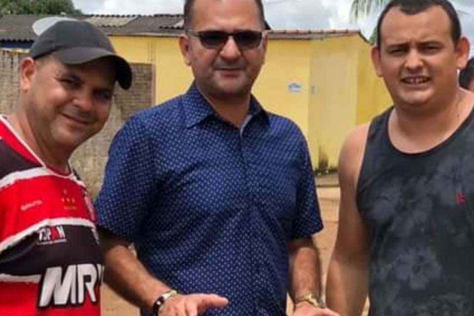 Vereador Paulo Tico atende pedido de moradores que reclamam e solicitam providências por causa de ruas esburacadas na Capital