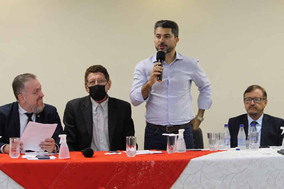 Sucesso na reunião do Sindsef com secretário do ME, Leonardo Sultani, Eduardo Felizola, senador Marcos Rogério e autoridades