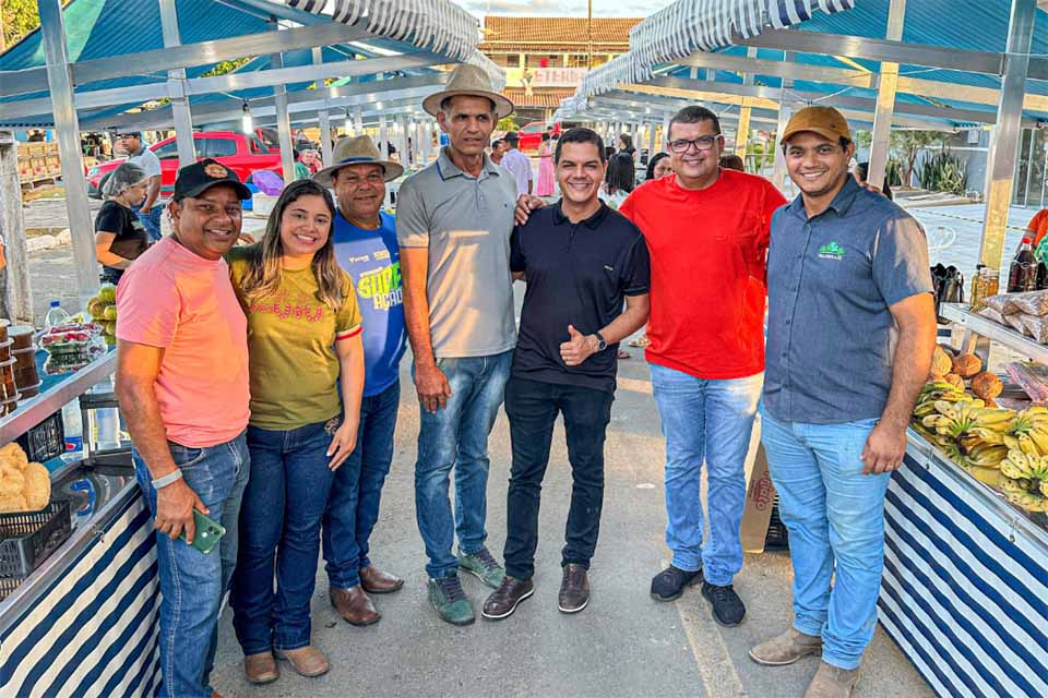Deputado Cássio Gois investe em agricultura familiar e entrega tendas para feira municipal de Ministro Andreazza