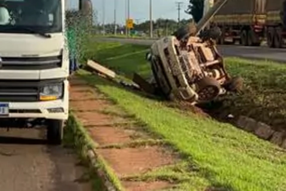 Caminhonete capota após colisão com carro na BR-364 em Pimenta Bueno