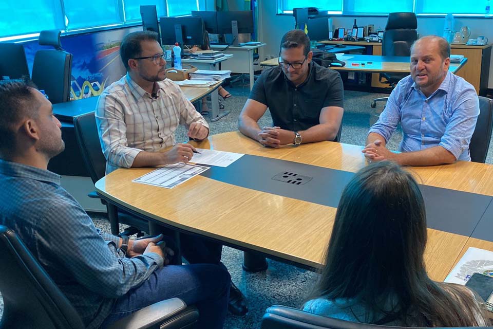 Cirone Deiró acompanhou assinatura de ordem de serviço para execução de obras de pavimentação de rodovias e construção de pontes