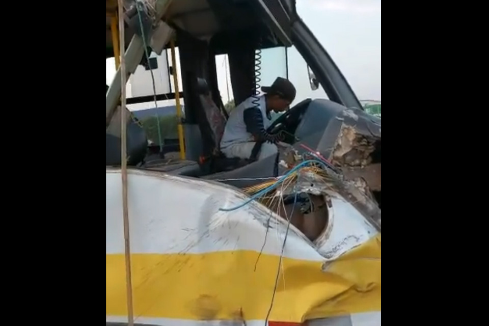 Homem furta micro-ônibus de auto escola, bate em traseira de carreta e é preso