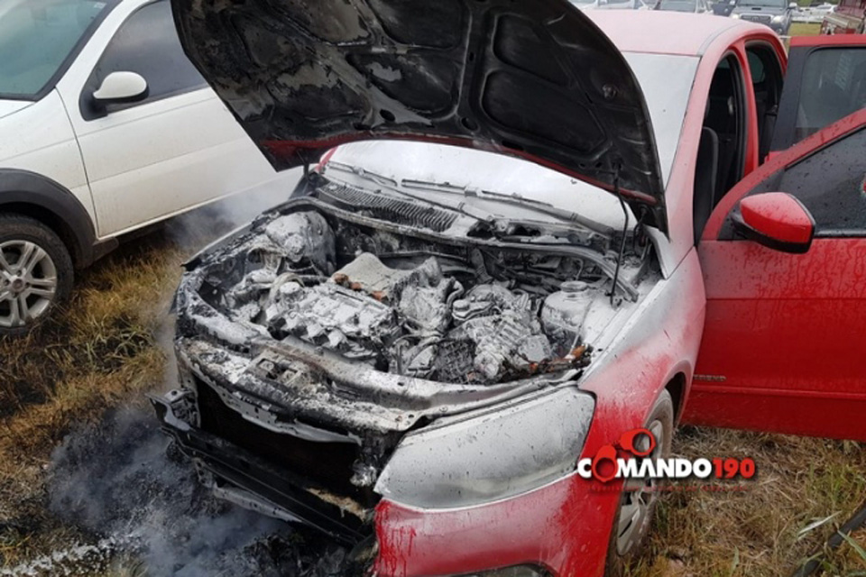 Carro pega fogo misteriosamente dentro do estacionamento da Rondônia Rural Show