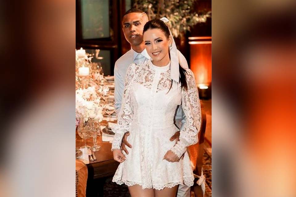 Noiva de Douglas Costa sai do Instagram após festa de casamento ser adiada