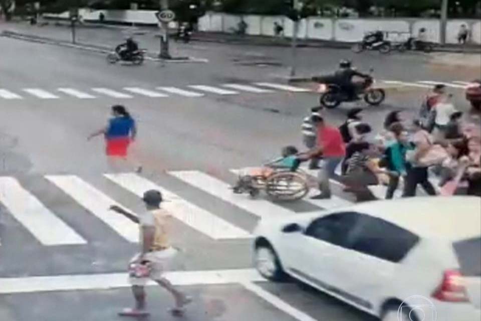 VÍDEO: Motorista fura sinal vermelho, atropela e mata idosa em cadeira de rodas; Imagens Fortes