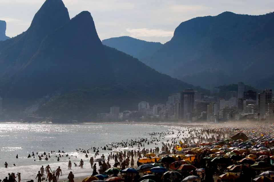 Turismo brasileiro tem faturamento recorde de R$ 185 bi em 2025