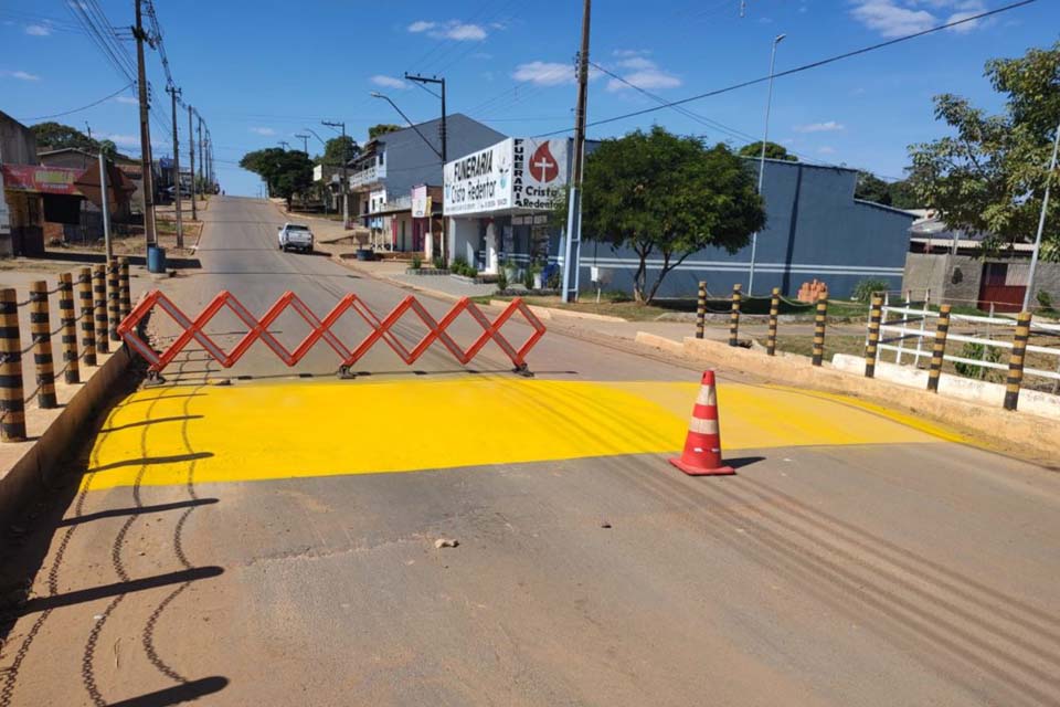 Prefeitura realiza serviços de sinalização com pinturas nos redutores de velocidade