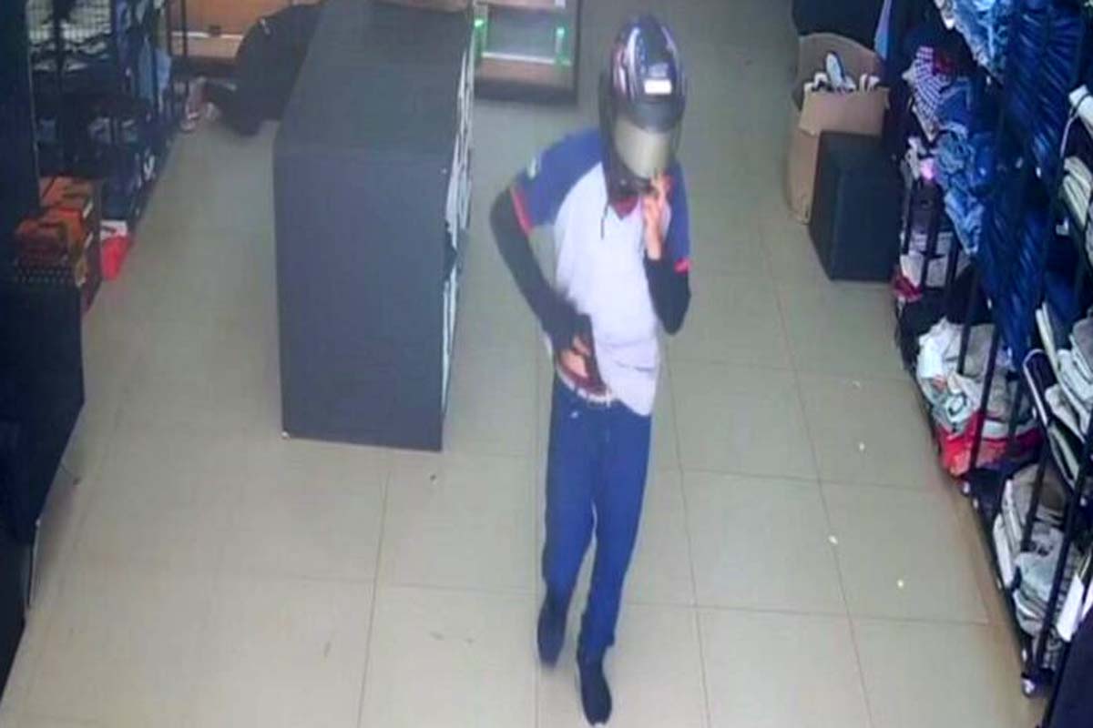 Loja é assaltada por quatro criminosos e moto é abandonada em fuga 