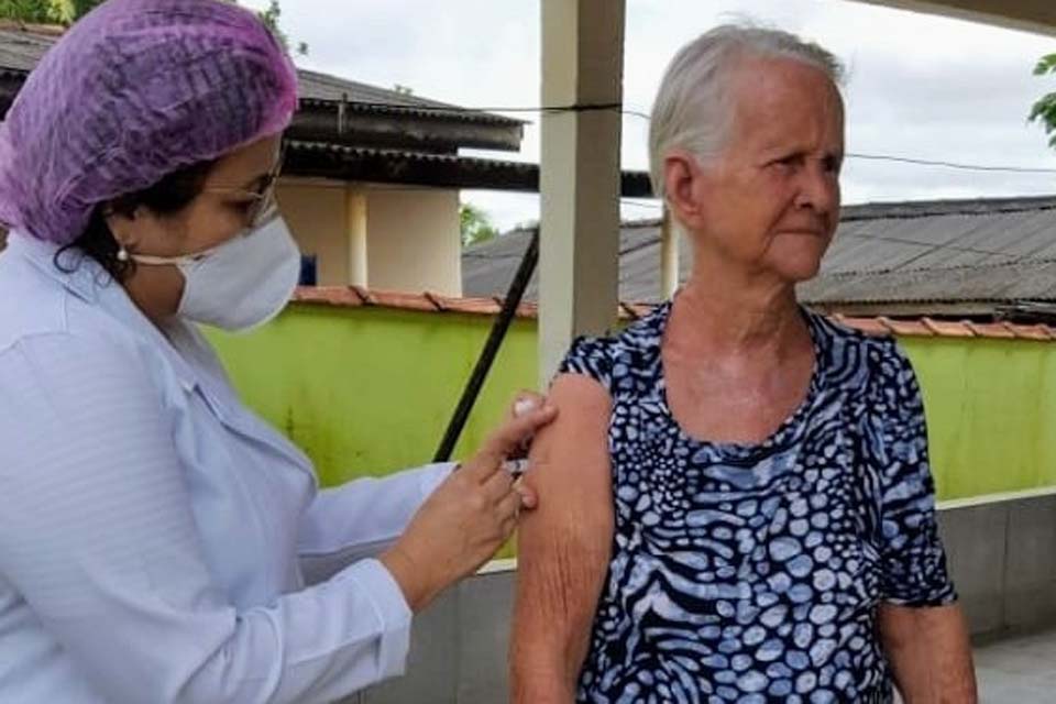 Prefeitura leva vacina para idosos com dificuldades de locomoção