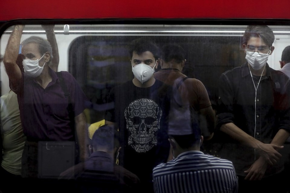 Irã registra 221 mortes por coronavírus em 24 horas, recorde diário