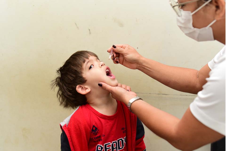 Reforço oral contra a pólio é aplicado nas UBSs Dom Bosco e L1 Maringá