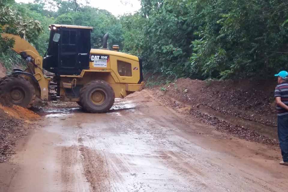 Semosp faz recuperação de estradas na Flor da Serra em Vilhena