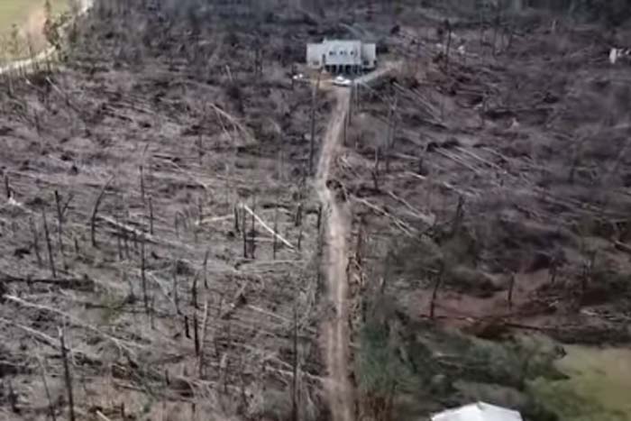 Casa fica intacta após passagem de tornado 
