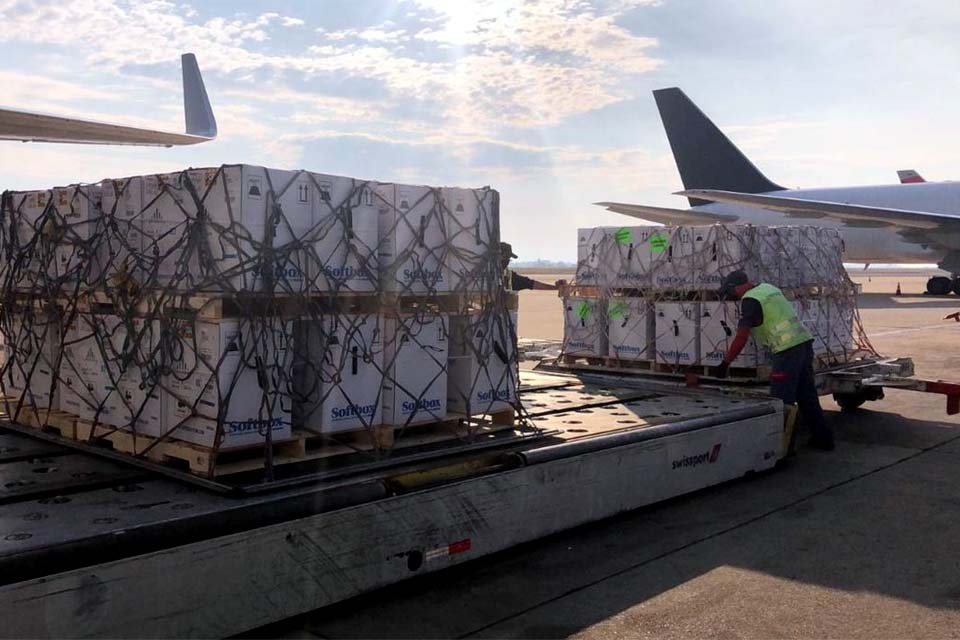 Covid-19: país recebe lote com 2,4 milhões de vacinas da Pfizer