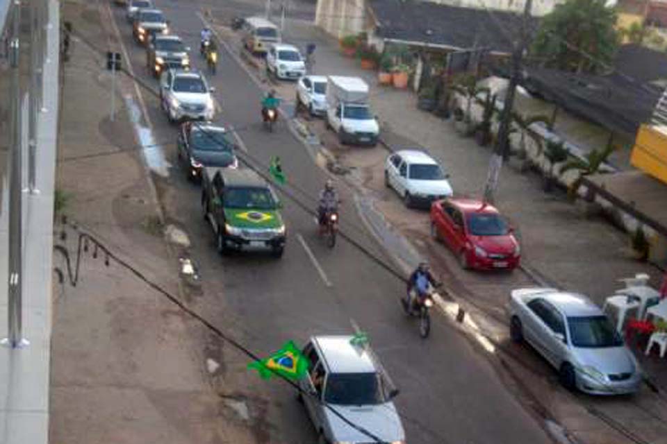 Manifestantes fazem carreata pela reabertura do comércio
