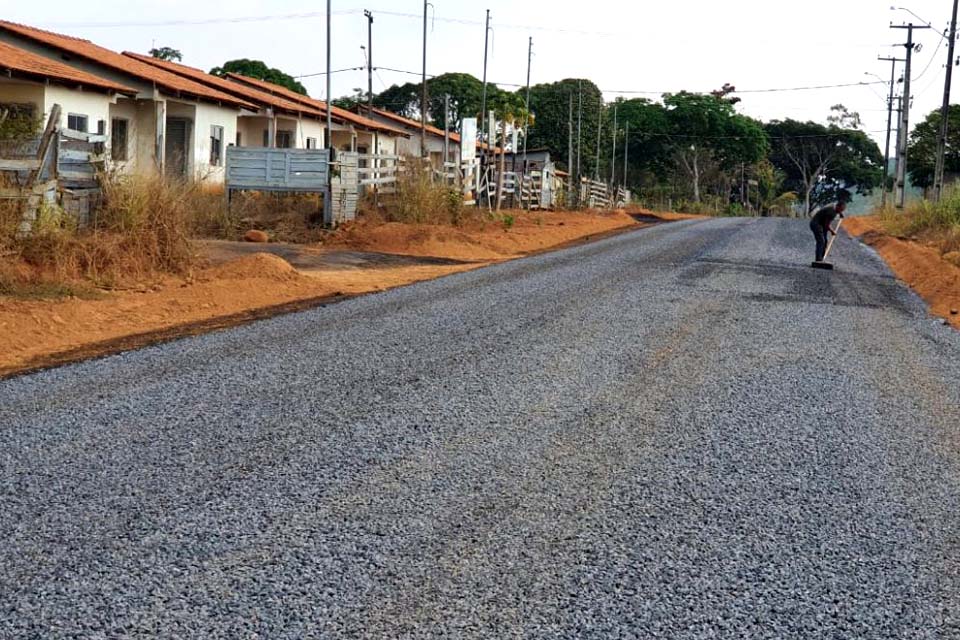 Acesso ao conjunto habitacional Jardim Primavera é pavimentado com recurso próprio da prefeitura