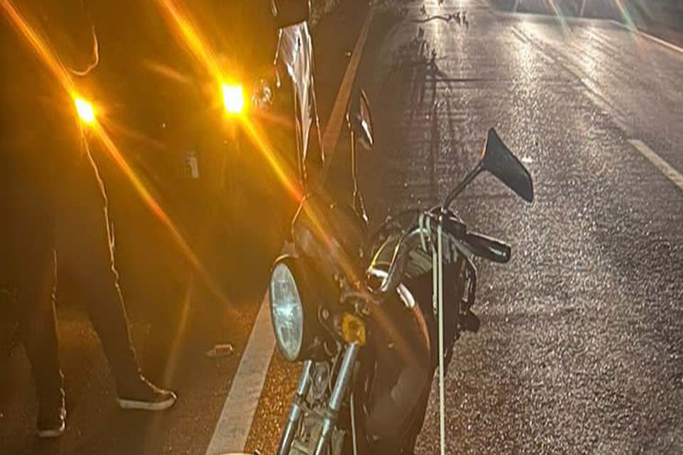 Mulher em moto morre atropelada por táxi na BR-319 